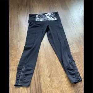 Lululemon, black, flower waistband, Capri/crop, size 8